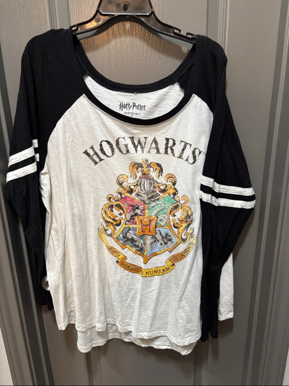 Harry Potter Hogwarts Crest Raglan Long Sleeve Tee - White & Black